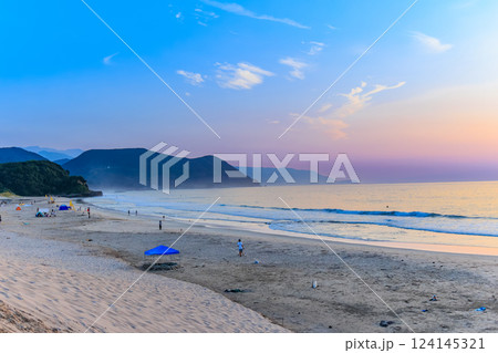 静岡県　下田市　早朝の 白浜大浜海水浴場 124145321