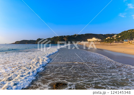 静岡県　下田市　朝の 白浜大浜海水浴場 124145348