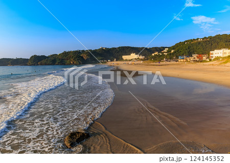 静岡県　下田市　朝の 白浜大浜海水浴場 124145352