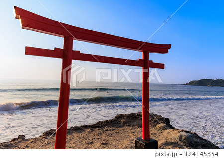 静岡県 下田市 朝の 白浜大浜海水浴場と大明神岩 赤鳥居 静岡県 下田市 朝の 白浜大浜海水浴場と大明神岩 赤鳥居 124145354