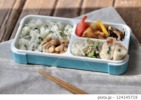 仕切り一体型弁当箱を使った手作りの和食弁当 仕切り一体型弁当箱を使った手作りの和食弁当 124145719