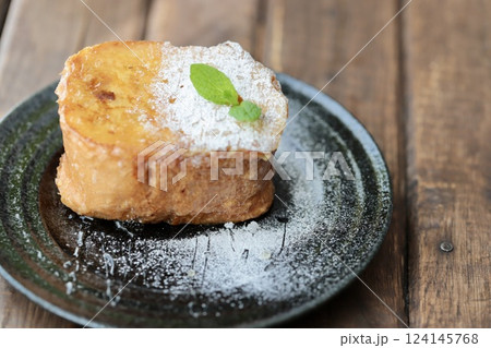 ハチミツをかけたフランスパンのフレンチトースト 124145768