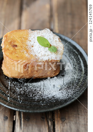 ハチミツをかけたフランスパンのフレンチトースト 124145769