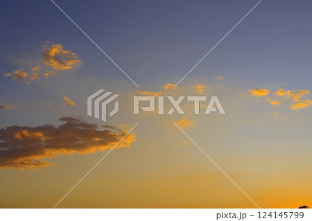 オレンジ色に染まる夕焼け空 124145799