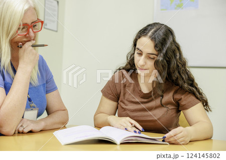 先生と一緒に勉強をする女の子 124145802