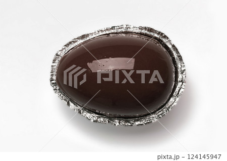 chocolate easter egg 124145947