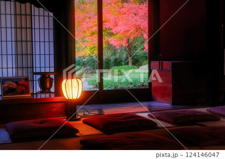 和室から眺める紅葉 124146047