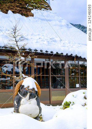 雪が積もった民家の屋根 雪が積もった民家の屋根 124146093