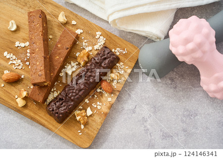 プロテインバー – 筋トレやダイエットに最適なタンパク質補給スナック 124146341