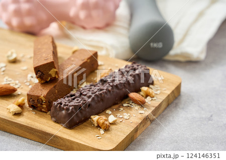 プロテインバー – 筋トレやダイエットに最適なタンパク質補給スナック 124146351