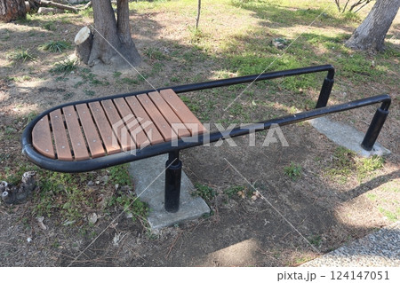 日本の公園の健康器具 平行棒ストレッチベンチ 日本の公園の健康器具 平行棒ストレッチベンチ 124147051
