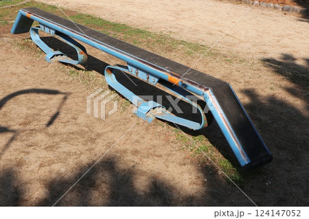 日本の公園の健康器具 バネ付き平均台 日本の公園の健康器具 バネ付き平均台 124147052