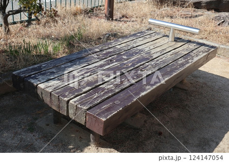 日本の公園の健康器具　腹筋ベンチ 124147054