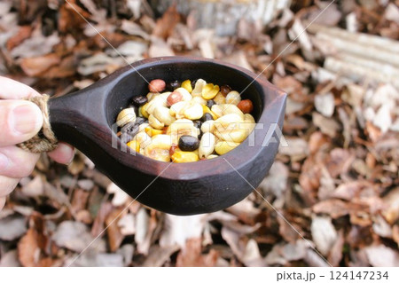 ククサでナッツを食べる 124147234