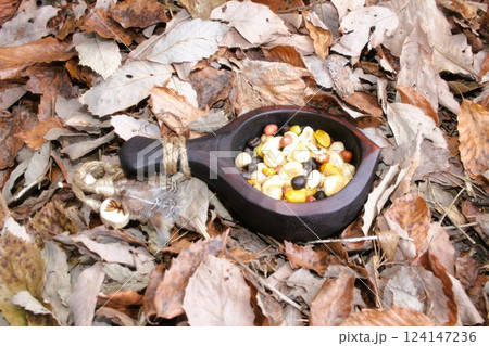 ククサでナッツを食べる 124147236