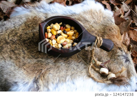 ククサでナッツを食べる 124147238