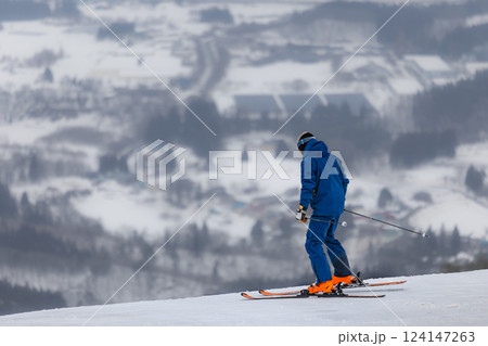 絶景の山形赤倉温泉スキー場とスキーヤー 124147263