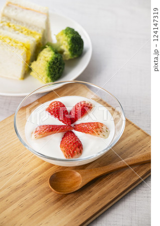 イチゴヨーグルト 124147319