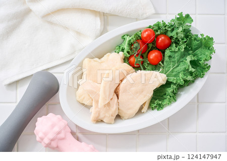 サラダチキン – 高タンパク低脂肪のヘルシーフード 124147947