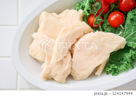 サラダチキン – 高タンパク低脂肪のヘルシーフード 124147949
