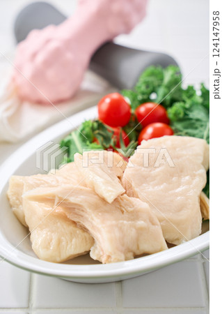 サラダチキン – 高タンパク低脂肪のヘルシーフード 124147958