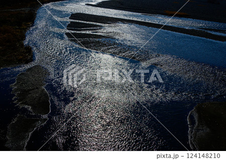 きらめく相模川の流れ 124148210