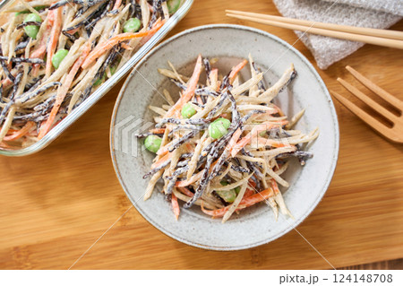 ごぼうとひじきのサラダ – 食物繊維たっぷりの和風サラダ ごぼうとひじきのサラダ – 食物繊維たっぷりの和風サラダ 124148708