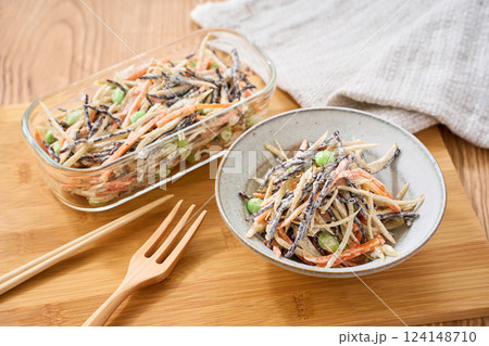 ごぼうとひじきのサラダ – 食物繊維たっぷりの和風サラダ 124148710