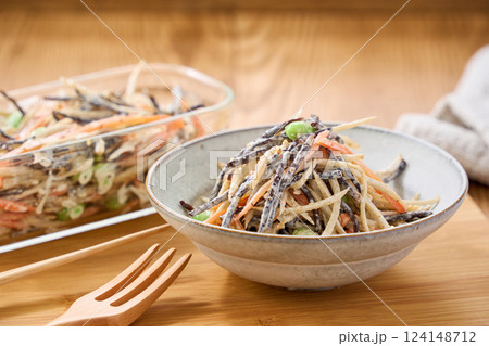 ごぼうとひじきのサラダ – 食物繊維たっぷりの和風サラダ ごぼうとひじきのサラダ – 食物繊維たっぷりの和風サラダ 124148712