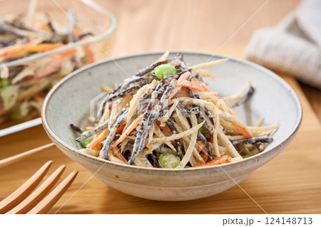 ごぼうとひじきのサラダ – 食物繊維たっぷりの和風サラダ ごぼうとひじきのサラダ – 食物繊維たっぷりの和風サラダ 124148713