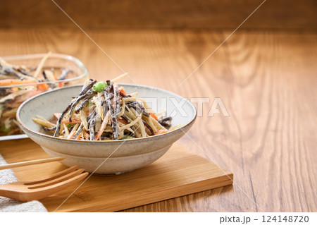 ごぼうとひじきのサラダ – 食物繊維たっぷりの和風サラダ 124148720
