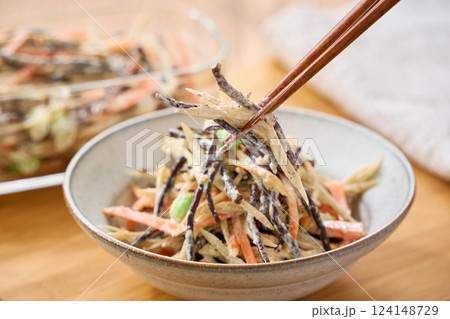 ごぼうとひじきのサラダ – 食物繊維たっぷりの和風サラダ 124148729