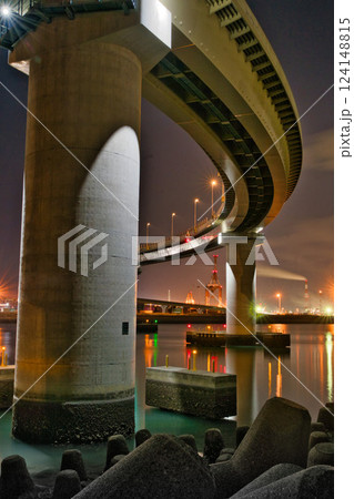 夜の湾岸高架橋と幻想的な光 夜の湾岸高架橋と幻想的な光 124148815