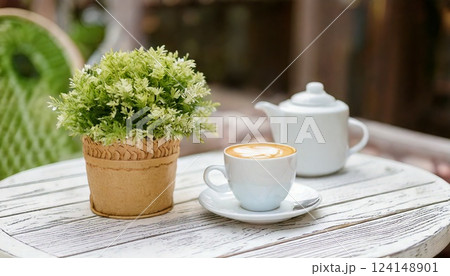 カフェのテーブルに置かれたコーヒー 124148901