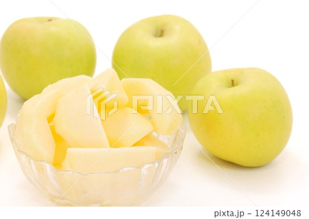黄色いリンゴ トキ カット デザート 明るい背景 青森県産 黄色いリンゴ トキ カット デザート 明るい背景 青森県産 124149048
