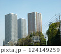 綱島街道から望む武蔵小杉の高層マンション 124149259