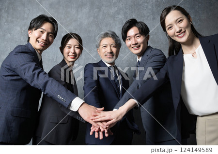 社員みんなで頑張るぞ~~!エイエイオー!と団結や仲間で頑張るイメージ 社員みんなで頑張るぞ~~!エイエイオー!と団結や仲間で頑張るイメージ 124149589