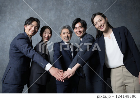 社員みんなで頑張るぞ～～！エイエイオー！と団結や仲間で頑張るイメージ 124149590