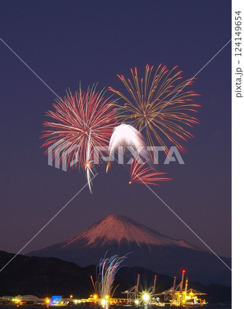 静岡県　富士山と港の花火　1月 124149654