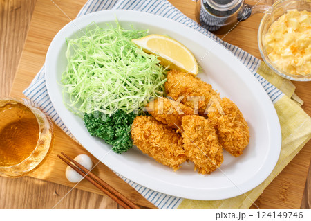 カキフライ – サクサクの牡蠣フライとタルタルソース カキフライ – サクサクの牡蠣フライとタルタルソース 124149746