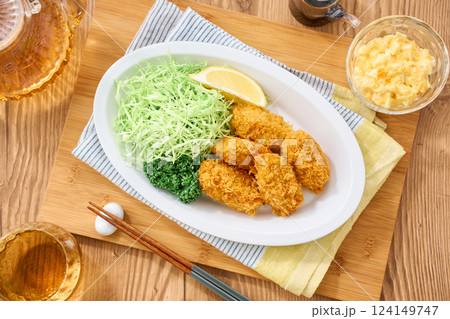 カキフライ – サクサクの牡蠣フライとタルタルソース 124149747