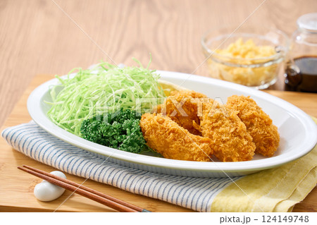 カキフライ – サクサクの牡蠣フライとタルタルソース カキフライ – サクサクの牡蠣フライとタルタルソース 124149748