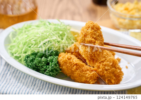 カキフライ – サクサクの牡蠣フライとタルタルソース カキフライ – サクサクの牡蠣フライとタルタルソース 124149765