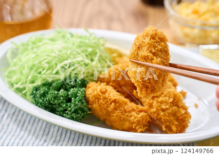 カキフライ – サクサクの牡蠣フライとタルタルソース カキフライ – サクサクの牡蠣フライとタルタルソース 124149766