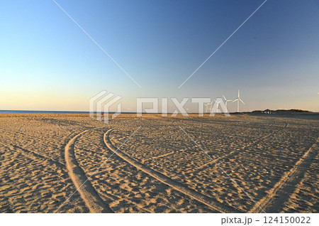 拡がる砂浜と波崎ウィンドファーム 124150022