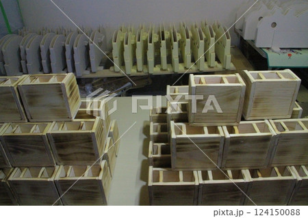 木工製品をやすりにかける　研磨 124150088