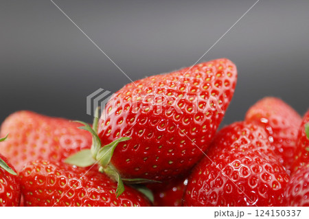 いちごの山 アップ接写 いちごの山 アップ接写 124150337