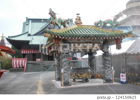 香久山妙法寺(毘沙門天)の龍神香炉堂と奥に本殿(静岡県富士市) 124150625