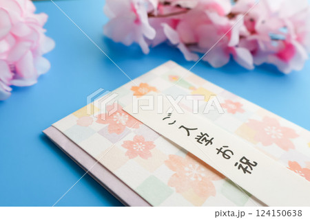 入学祝いの祝儀袋と桜	 124150638