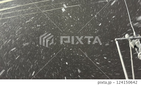 雪が降る夜の空　舞い散る雪 124150642